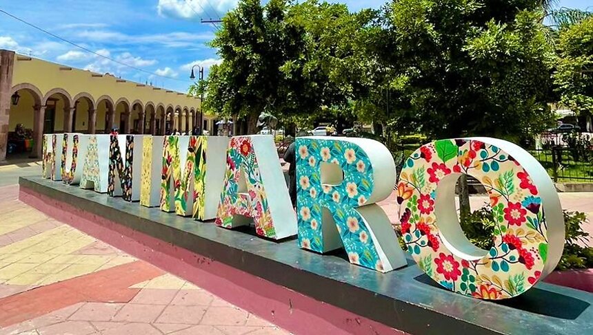 Letras monumentales de Huanímaro frente al portal del centro