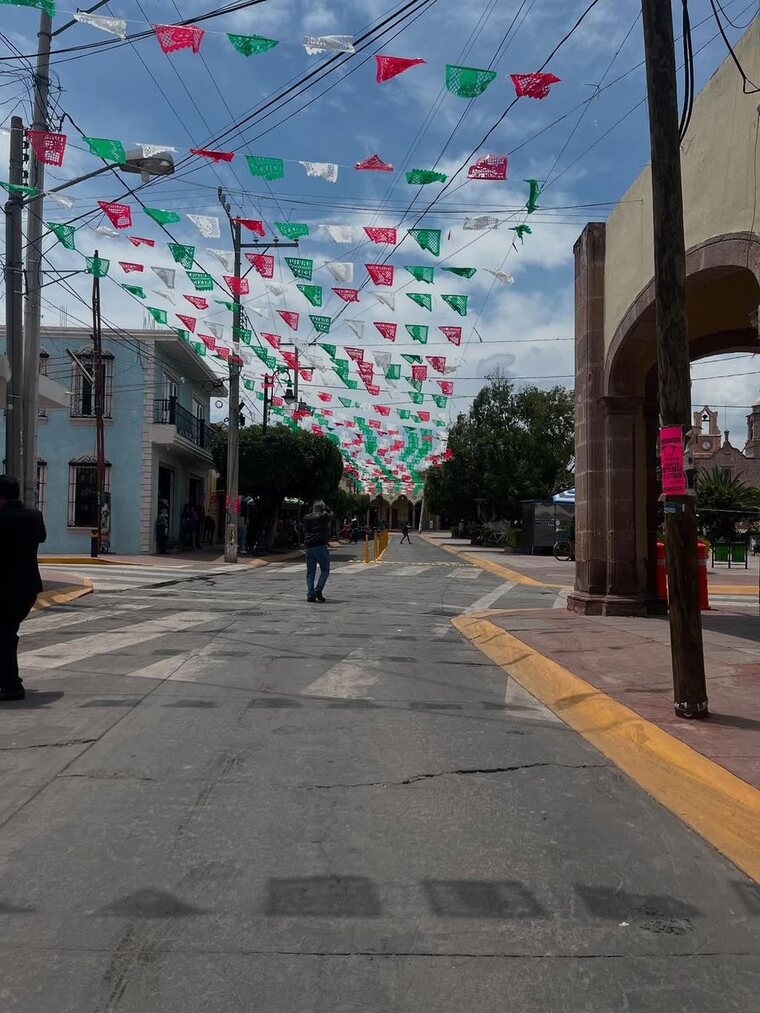 Calle del centro de Huanímaro decorada con papel picado, rumbo al portal