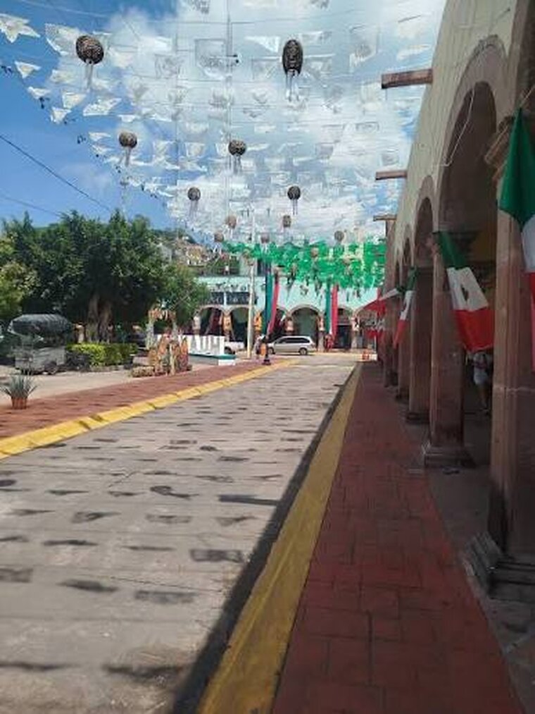 Andador junto al portal del centro de Huanímaro, decorado con papel picado